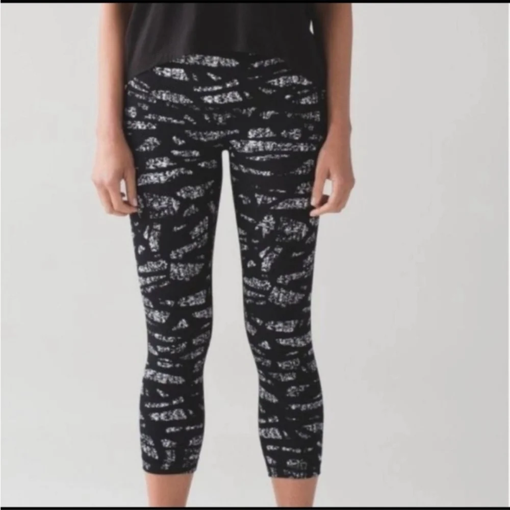LULULEMON Wunder under high rise crop leggings black white sz 6 WP261